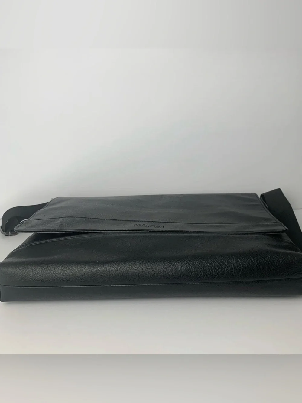 Kenneth Cole Reaction The Grand Tour Messenger Bag